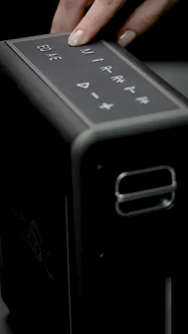 Essa aqui é pra quem não abre mão de som potente e vibe de festa, mesmo em casa! 🔊✨ A X29 da Imenso entrega 60W de potência, bateria de longa duração (6000 mAh) e ainda vem com luzes RGB que deixam tudo mais estiloso. Quer mais? Ela é resistente a respingos (IPX4) e ainda vem com 2 microfones, perfeita pra quem ama um karaokê improvisado 🎤 ⠀ Leva pra onde quiser e sinta a diferença de um som que realmente te acompanha. ⠀ #ImensoX29 #CaixaDeSomImenso #SomPotente #RGB #ImensoOficial #caixadesom 