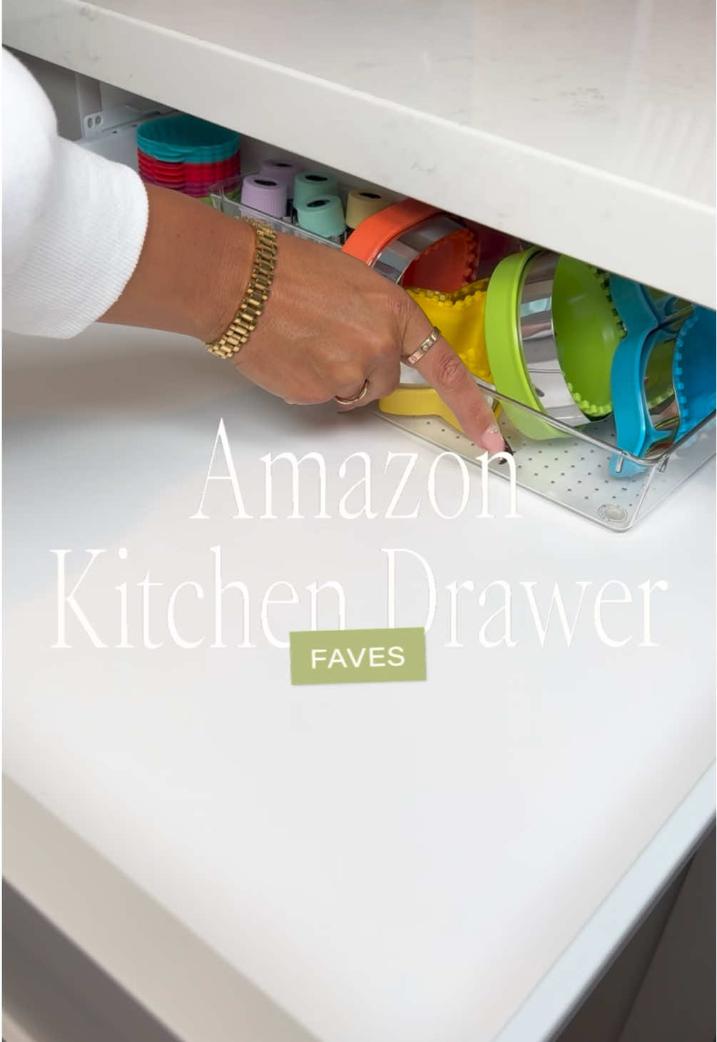 Back to School Lunch Drawer Organization 🔗 to 🛒 this video in bi0 🔗 🚌🍽️🍱🥪🧃✨ A few essentials to get those kitchen drawers ready for packing Back to School lunches! Because… it’s about that time!  Dedicating one drawer to all of the lunch packing and prepping materials is key to keeping everything quick and efficient in the kitchen on those busy mornings before school!  Try this one project now and thank us later 🫶🏽 Also included our fun school lunch prep favorites that are also linked for you! #neatlyembellished #professionalorganizer #homeorganizer #homeorganizing #organization #organizingideas #organizingtips                   