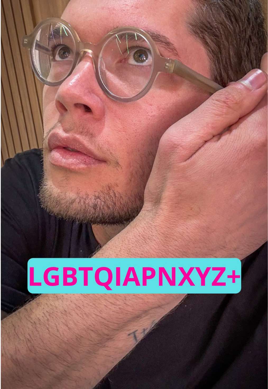 A Teoria Queer não representa a esquerda — e muito menos quem tem orientação sexual homo ou bi. Não precisamos fazer da ideia de “identidade de gênero” uma pauta nossa! #lgb #política #esquerda 
