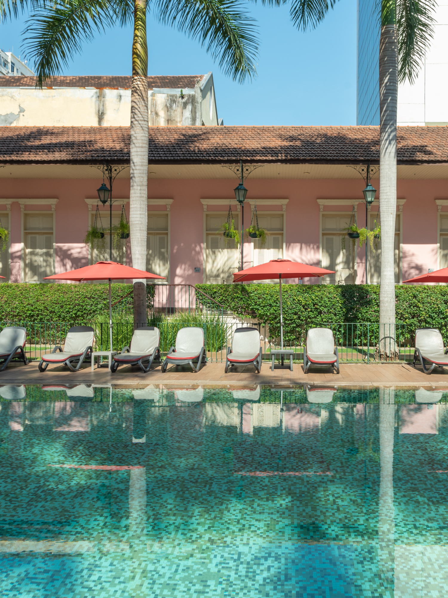 Já pensou se hospedar num hotel que tem piscina, arquitetura histórica e vista pro coração do Rio? No Vila Galé Rio de Janeiro, você descansa no meio da Lapa, com tudo ao seu redor. 📍Rio de Janeiro – RJ #vilagale #ferias #viagem #riodejaneiro