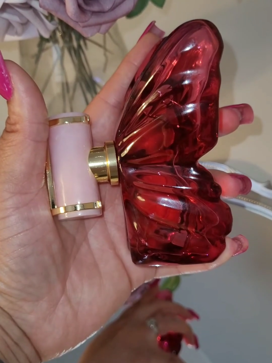@Carolina Herrera  LA Bomba is a beautiful fruity perfume and look at the bottle 😍🦋 Top: Pitahaya/Dragon Fruit Middle: Red Peony and Frangipani Base: Vanilla and Patchouli #perfumetiktok #perfumes #butterfly #labomba #fragrancetiktok  #fragrancetok #perfumetok #fy #carolinaherera #pink 