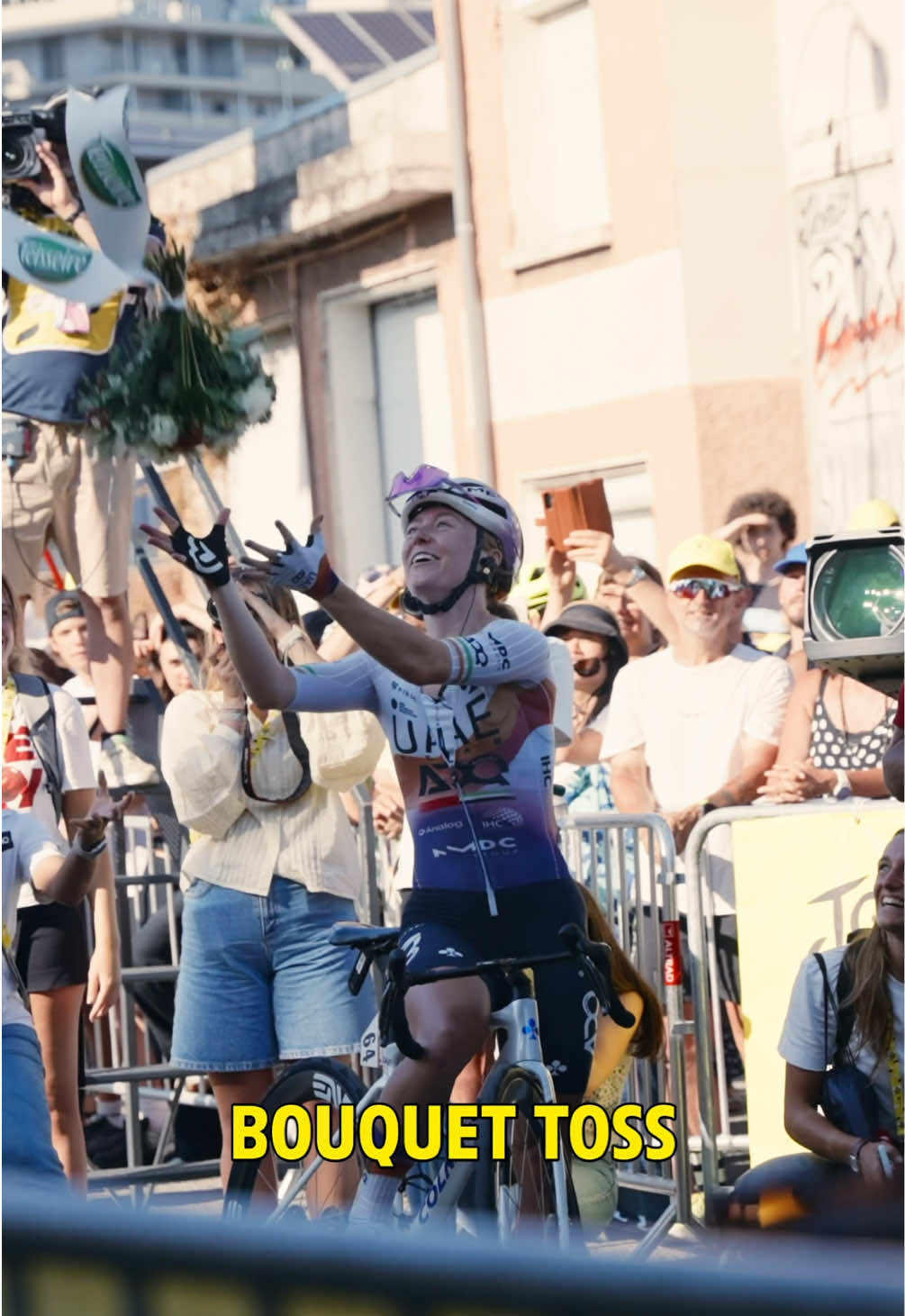 Bouquet toss 💐 #TourDeFrance Femmes | #WatchTheFemmes | @Zwift #sportstiktok 