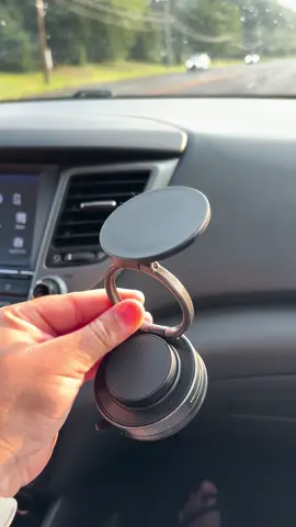Lo tengo en el carro y es lo mejor para grabar mis TikToks o ver mis series mientras espero. Se pega súper bien y no se cae. 💯📱 #TikTokFinds #PhoneHolder #CarAccessories #MustHave #viralproducts #ContentCreator #MagSafe #PhoneMount #TechTok 