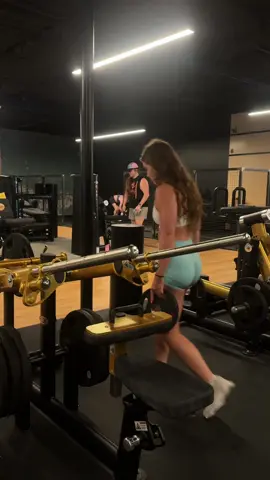 LOVE ME SOME DIPS #fyp #gym #GymTok #gymgirl #gymrat 