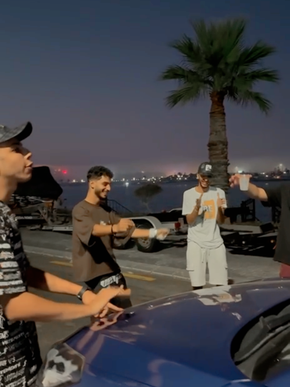 وتقولك مش بتقعد معايه  وبتقعد مع صحابك كتير ليه 😂😂 =انا مع صحابي 😂😂