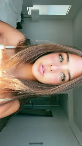 why do i kind love this lighting #lighting #fyp #lipsync #tan #greeneyes #eyes #saturday #Summer  