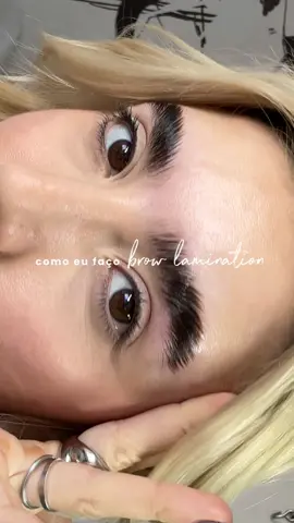tutorial de como eu faço minha brow lamination em casa ⭐️ mais algumas dicas: _ marca que uso há 2 anos: @Stella Milano Cosméticos  _ os fios precisam estar todos cobertos com produto _ no passo 2 você modela no formato que quer que ela fique depois, ou seja, mais pra lateral ou mais pra cima _ passo 1 & 2 precisam ser totalmente removidos  _ cuidem MUITO com o tempo, na embalagem vem descrito certinho o tempo para cada tipo de fio #brow #browlamination #sobrancelhas #beauty #dicas 
