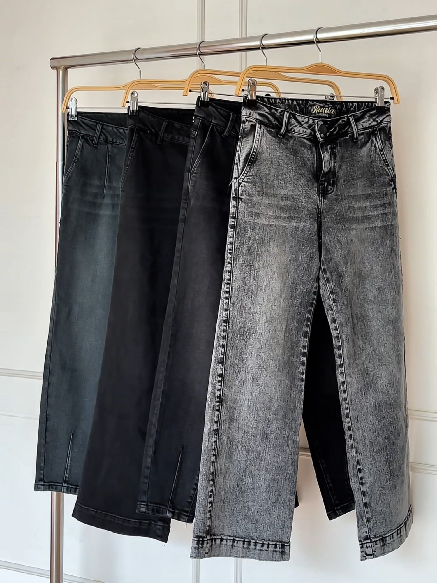 ✨ ¿Slouchy o baggy? 👖 Ambos con detalles que estilizan y quedan 🔥 Tallas 26 al 32 y colores top 💥 📍Galería El Encanto – Tienda 131 🛒 ¡Pruébatelos ya o Pide el tuyo al 934 215 619 o 929 195 778 #RunlaStyle #JeansPerfectos #FitConActitud #TikTokModa