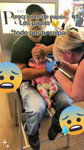 Jajajajaaja las miradas de odio a sus esposas en eso momento jajaja ..Los papás 😒 “todo por tu culpa “