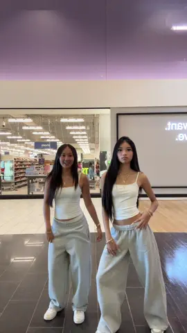 Waittt I think u know her.. #fyp #duo #twin #dance #dancer #kayla #outfitinspo #fitcheck #OOTD @kayla 