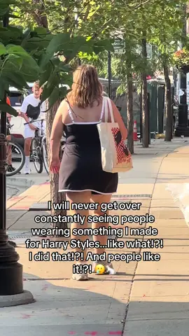 it never gets old and yes I do tear up and quietly watch from afar 🥲🐇❤️  #loveontour #harrystyles #fyp #artistsoftiktok #feelings #fulltimeartist #merchdesign 