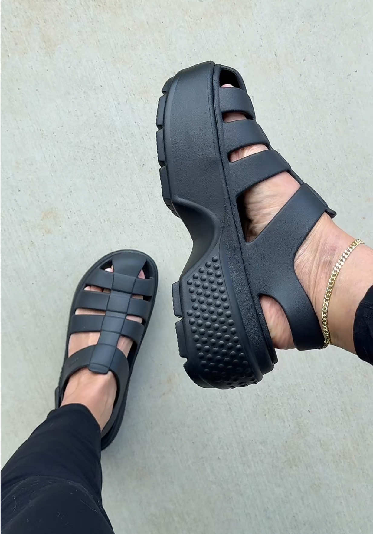 These Stomp Fisherman from @Crocs are sale with free shipping until 8/4/25 #crocs #crocssandals #stompfisherman #platformsandals #sandals #sandalsforwomen #tiktokshopcreatorpicks #tiktokshopbacktoschool #crocssuperbrandday 