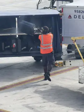 Count your dayssss @delta also your customer service is AWFUL 😢 I thought it was funny until I realized how much of my stuff was broken. #whatthehell #deltaairlines #airporrt #vacations #no 