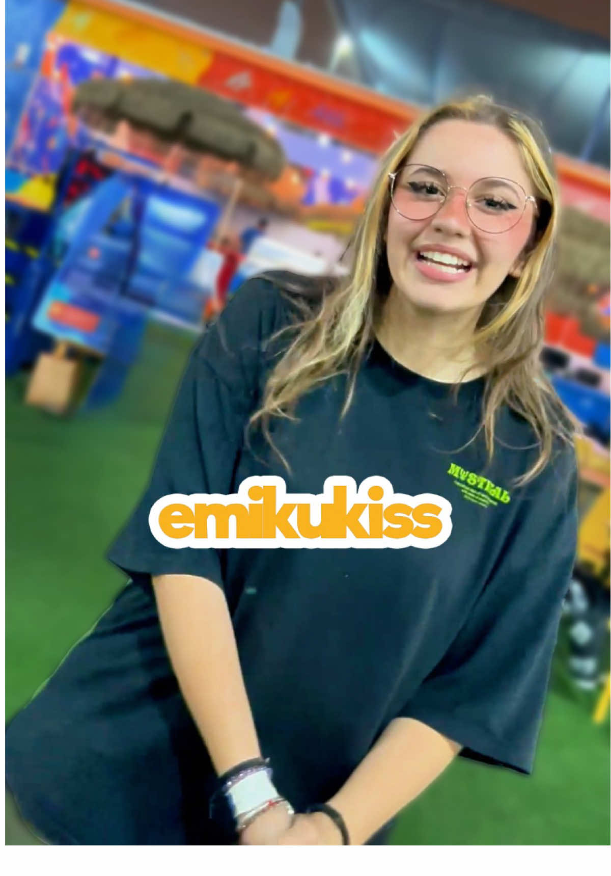 🎮 ¡VIVE LA MEJOR EXPERIENCIA EN EUREKAPARK! 🎉 Como @Emikukis 😎😎😎  🔥Juegos, retos épicos, full adrenalina y ¡muchas risas con la gente! 🔥 Si te vacilan los juegos llenos de emoción, imagina vivirlo con tus patas en la vida real. ¡Arma tu team y cae al parque! 🕹️ 🎟️ Desde S/.44.90 en 👉 📩 Compra online y te llega directo al correo. ¡Facilazo!  [www.eurekapark.pe] 🧦 No olvides tus medias antideslizantes (o cómpralas aquí) 📍Te estera en Av. del Aire 150, San Borja #EurekaPark #DiversiónReal #RetosConFlow #StreamerEnVivo #LimaGamers #PlanConPatas #MiExperienciaEureka 