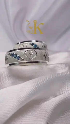 ⸻ ✨Argollas en Plata Ley 950✨ Diseño Línea de Vida con iniciales y zircones suizos en azul aguamarina. Un símbolo de amor único, donde cada piedra guarda un suspiro y cada trazo una promesa. 💙 💍 Hechas para contar su historia, eternamente.#ArgollasPersonalizadas #Argollas #joyeriasensoacha #KittyJoyas #ArgollasConEstilo #argollasdematrimonio  #LIVEIncentiveProgram #LIVEIsEasy #PaidPartnership 