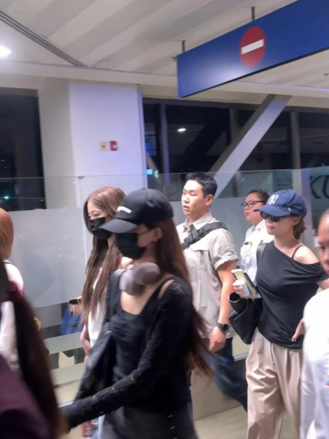 Le Sserafim spotted at Manila Airport. #lesserafim #lesserafimeasycrazyhottour #lesserafimmanila