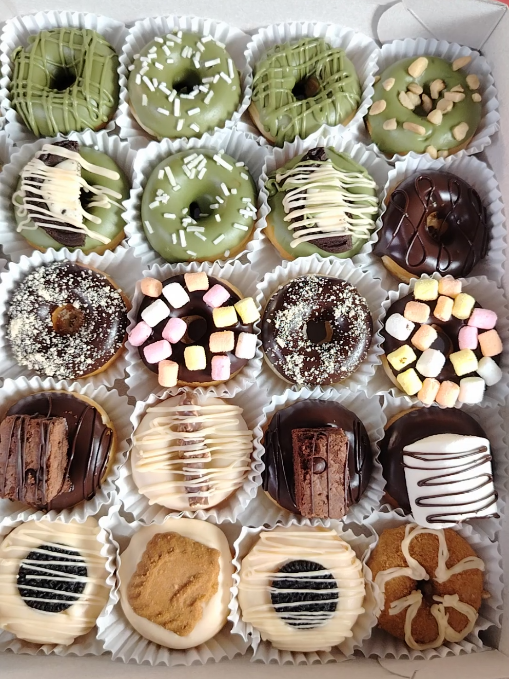 Box available on my yellow basket 🤍 #minidonutsbusiness #minidonutsforsale #donuts #minidonuts #SweetGlazed 