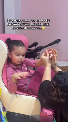 She didn’t even know where to look 🤣😭 I still crack up looking at her newborn pictures. #newborn #cutebaby 