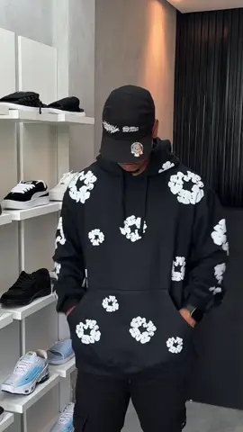 Casaco Moletom Canguru Flores Preto - Moletom Preto com Flores em Destaque
