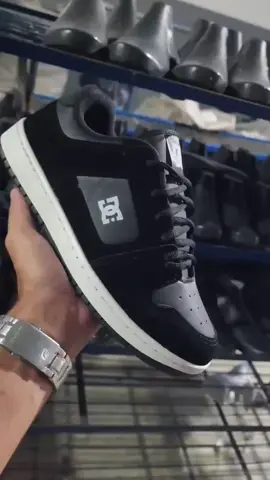Tenis DC Mantec Super Leve Lançamento 2025 Masculino. O tênis é confortável e adequado para várias ocasiões. Ele se ajusta bem aos pés, oferecendo conforto durante o uso. Além disso, o material é durável e o visual combina com diferentes estilos. #CapCut 