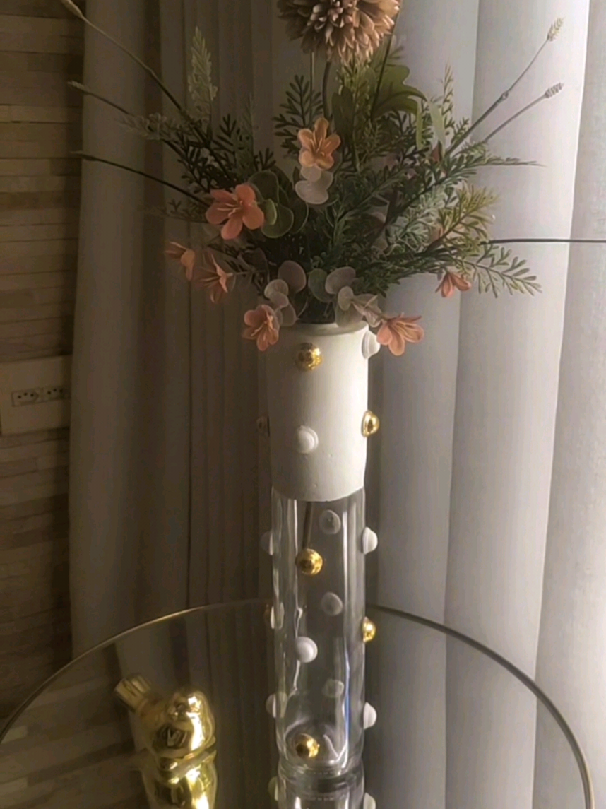 Transforme o simples em sofisticado! ✨ Veja como reutilizar uma garrafa de vidro com gesso e folhas de ouro para criar uma peça decorativa cheia de elegância e personalidade. #DIY #DecoraçãoCriativa #ReutilizeComEstilo #ideiascriativas #FaçaVocêMesmo #explore #fanpage #fy 