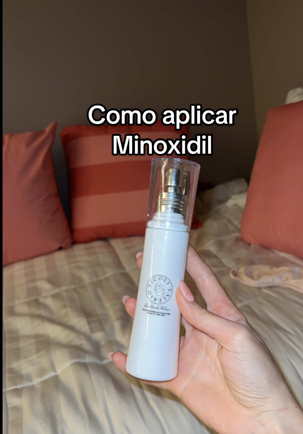 🚨Atenção: minoxidil é tóxico pra gatos! Os meus não ficam no meu quarto (pq tenho alergia) e não encostam onde eu aplico, mas se os seus dormem na sua cama/travesseiro e se passam onde vc aplicou, melhor evitar! É um tratamento para alopecia que eu estou fazendo e sei que muita gente faz, justamente por ser o com mais comprovação científica no mundo. Eu tomo ele em cápsula também mas não está sendo suficiente para essa parte em que apliquei, por isso vou tratar ela com o produto tópico + tratamentos injetáveis (microagulhamento e intradermoterapia)! ❤️