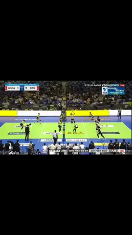 Set 5 milik megatron.. 10 poin mega dari 15 poin.. #megawatihangestri #jungkwanjang #redsparks #volleyball #kovovleague 