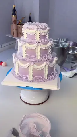 My fav color #fyp ##foryoupage  #cakedecorating #cutecake #vintagecake #3layercake 