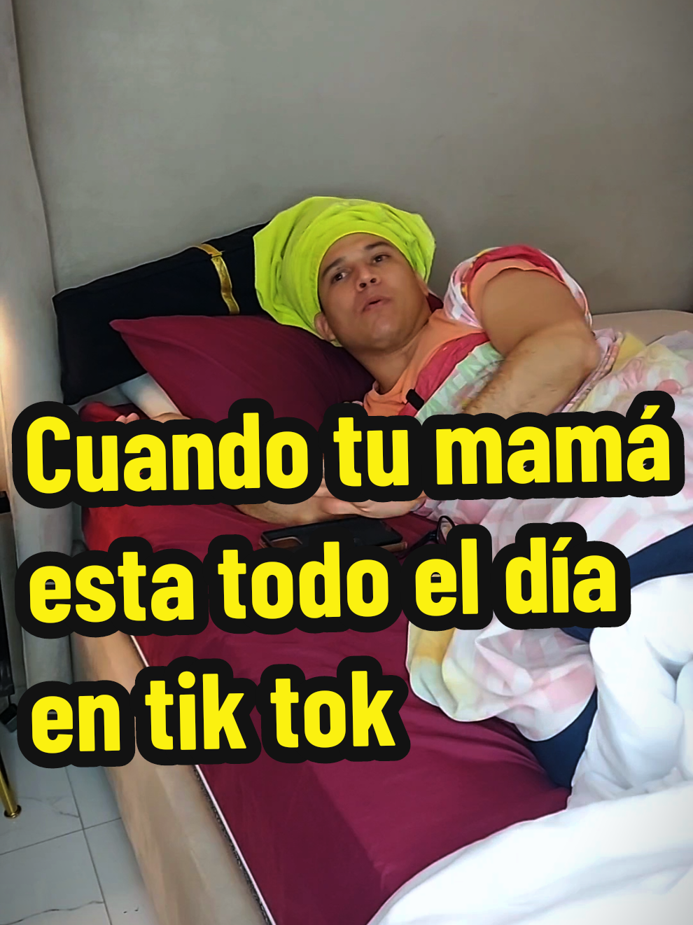 Cuando tu mamá está metida todo el día en el celular #Povhumor #sketchderisa #latinohumor #latinomoms 