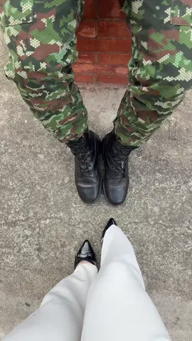 💚🪖 #militarylife #novios #colombia #🇨🇴 #fyp #pareja #Relationship @Brayansrz.. 👩🏽‍❤️‍💋‍👨🏻