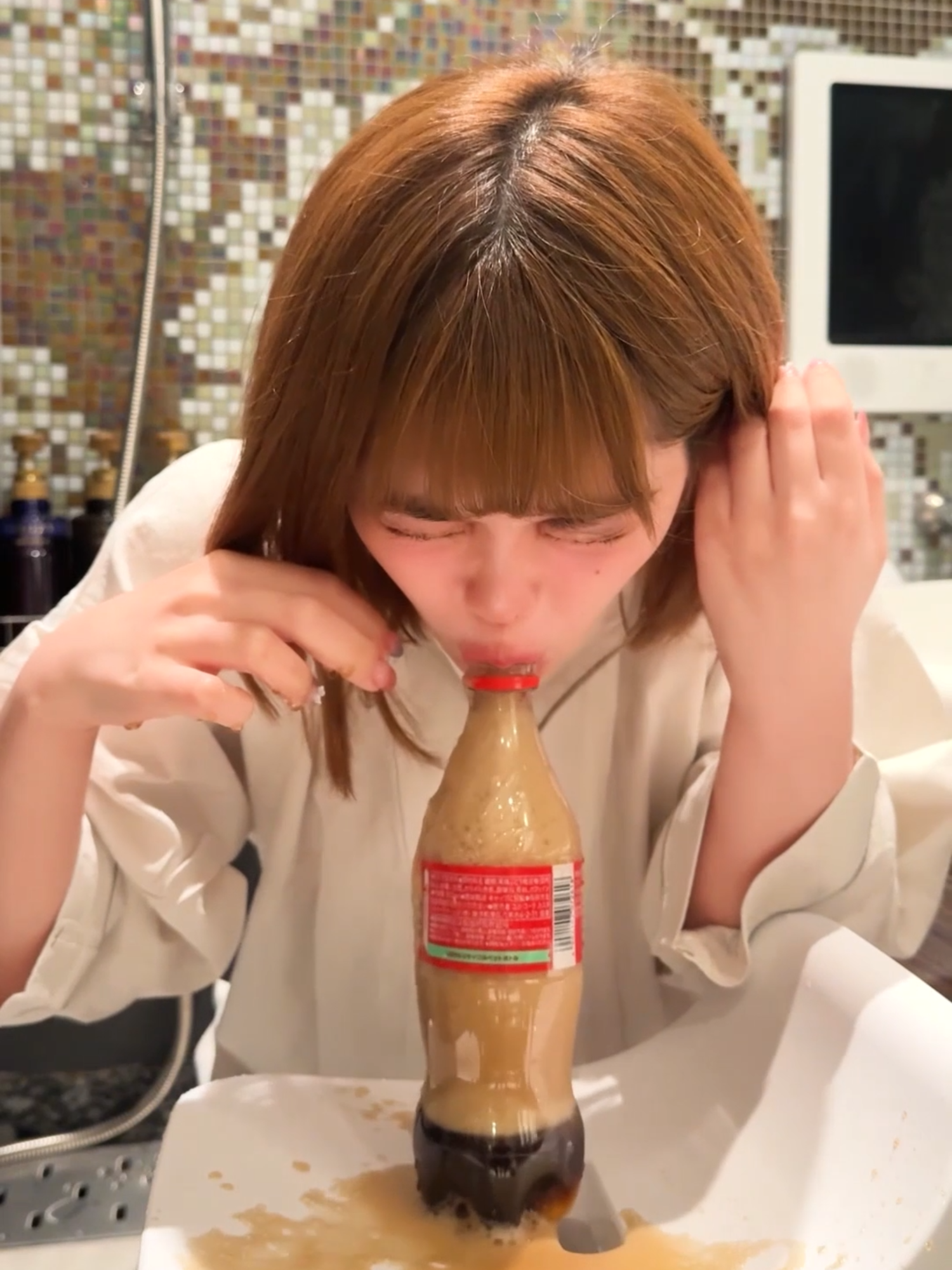 現役女子大生のかなちゃんにメントスコーラチャレンジしてもらいました🔥 この子のもっとすごい動画見たい人はいいね♡
