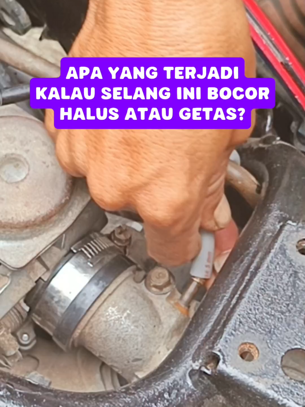 Selang ini mengalirkan tekanan hisap dari intake manifold ke keran bensin vakum ‎Saat mesin hidup dan ada hisapan, keran terbuka, bensin mengalir ke karbu. ‎❗Apa yang Terjadi Kalau Selang ini Bocor Halus atau Getas? ‎ ‎1. Keran Bensin Tidak Terbuka ‎> ✔️ Tekanan vakum gak sampai ke keran ‎❌ Bensin tidak keluar atau sangat sedikit ‎🔥 Motor jadi brebet, mogok, atau susah hidup ‎ ‎2. Udara Palsu Masuk ke Intake ‎> ✔️ Bocor = udara liar masuk ‎❌ Campuran bensin & udara terlalu miskin ‎🔥 Efeknya: ngelitik, rpm naik turun, langsam gak stabil ‎ ‎3. Starter Pagi Jadi Susah ‎> ❌ Saat mesin dingin, hisapan lemah ‎➕ Ditambah bocor → keran gak mau buka → motor susah nyala ‎ ‎Ganti selang vakum pakai selang bahan bakar tebal anti getas ‎Pastikan klem atau pengunci rapat ‎Cek kondisi tiap 6 bulan atau saat servis karbu.  #service #karbu #selang #motor #mesin 