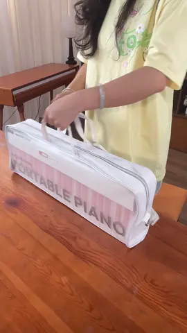 The very portable B190 is fun to play with.#betsypiano #piano #betsypianob190 #pianocover #好物分享 #pianoplayer 