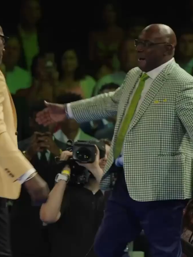 Shannon and Sterling Sharpe become the first pair of Pro Football Hall of Fame Brothers ❤️ [via @profootballhof]