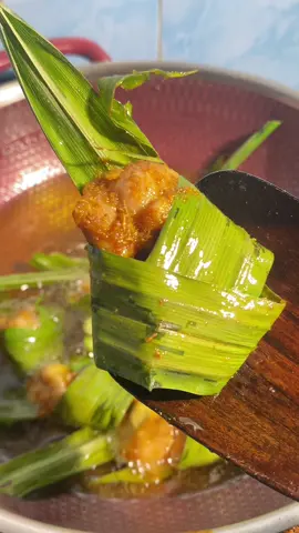 save dulu resepnya! Ayam Goreng Pandan Ala Marinasi✨🫶🏻 Bahan 1 :  - 500gr ayam fillet (bagian paha, potong sebesar ibu jari) - 1 sachet Desaku Marinasi - 1 sachet Desaku Bawang Putih Bubuk - 1/2 sdt Ladaku Merica Bubuk - 2 sdm tepung maizena Bahan 2 : (Blender/Haluskan) - 2 cm jahe - 2 cm lengkuas - 2 batang serai - 1 sdm saos tiram - 2 sdt gula - 4 sdm air Bahan 3 : - 20 lembar daun pandan #masakanrumahan #resepsimple #masakansimple #ayamgorengpandan_satset #resepsatset_rudy #bumbuajaib 