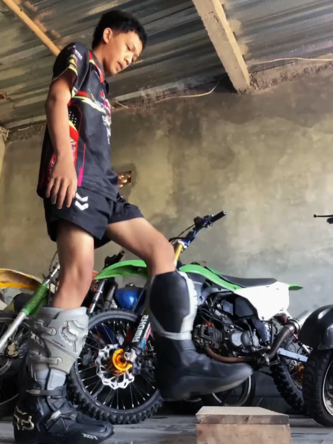 aduh berat mang iting eyy #dr185 #iting1st #itingmeledak🔥 #trabas #trailadventureindonesia #masukberanda #fyp 