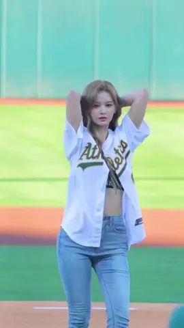 sullyoon baseball in california #sullyoon #nmixx #baseball #firstpitch #MLB #california 