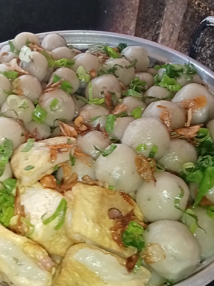 Cilok ready hari ini ya ada cilok ori, isi ayam suwir dan isi telur dadar