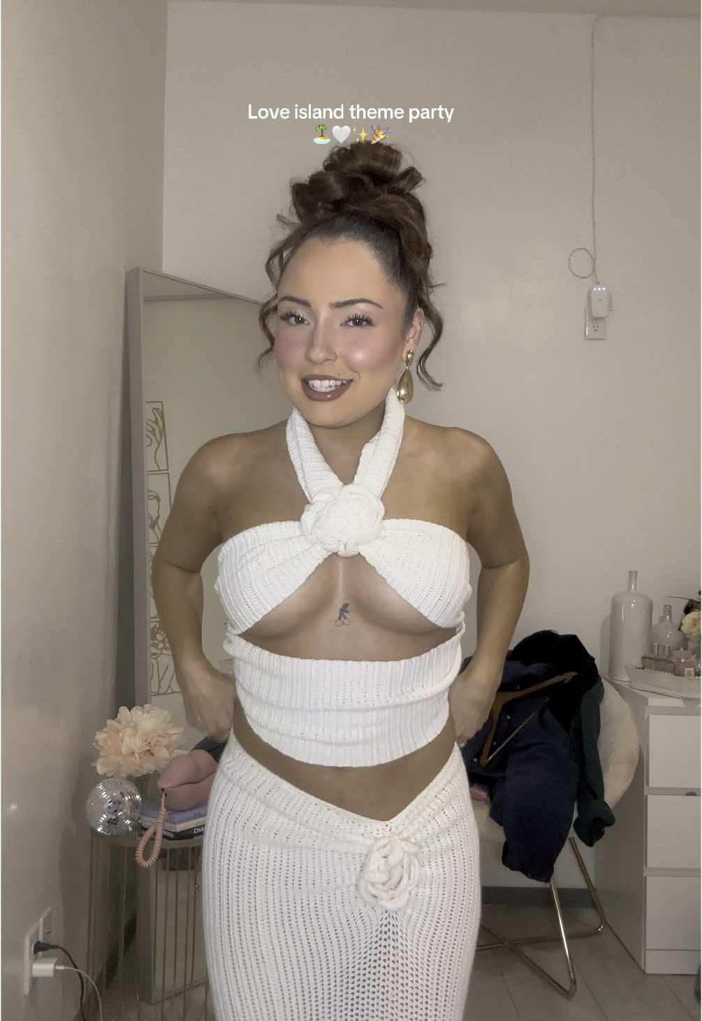All white is a statement but I can’t tell if she’s not enough #helpmechoose #pickmyoutfit #ootn 