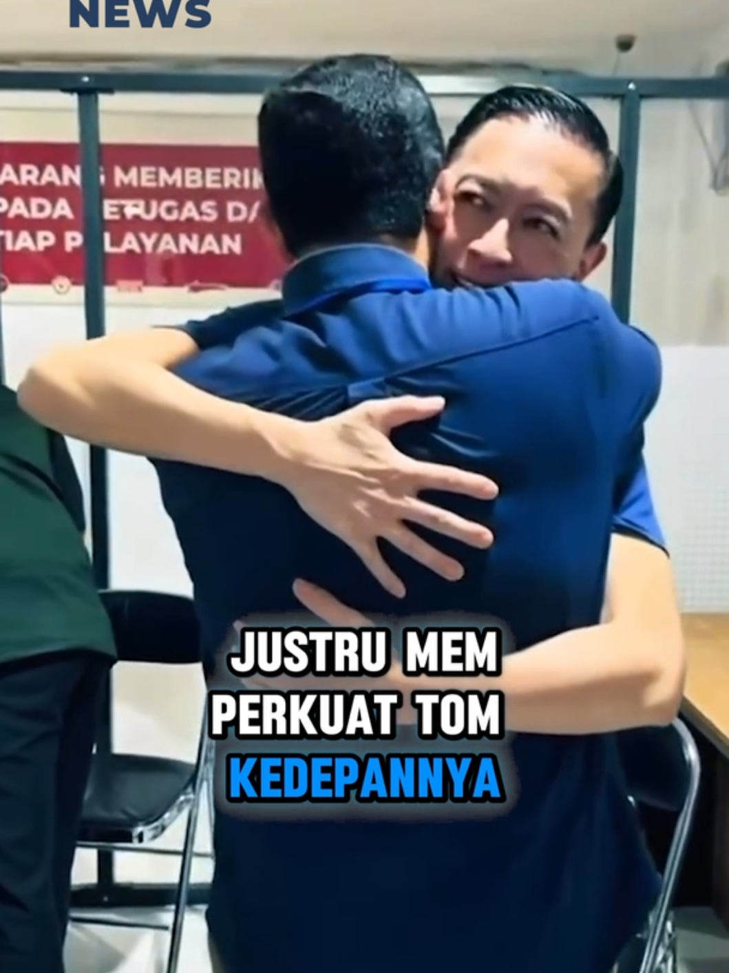 Anies Baswedan Sambut Bebasnya Tom Lembong, Namanya Kini Bersih Anies Baswedan menyambut gembira pemberian abolisi oleh Presiden Prabowo Subianto kepada ekonom senior Tom Lembong, yang membuat seluruh perkara hukumnya dianggap tidak pernah ada. Ia mengapresiasi langkah tersebut sebagai tindakan konstitusional. Anies menegaskan pentingnya hukum yang adil dan melindungi semua warga negara tanpa pandang bulu, serta berharap pengalaman tersebut justru memperkuat Tom ke depannya. Lampungekspose.com #tomlembong #aniesbaswedan #abolisi #prabowo 
