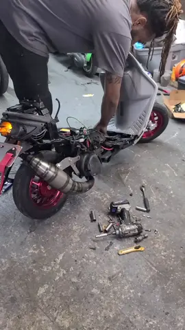 Yamaha jog 101 racing getting fix by la precion ray two stroke motorcycle & scooter #motorcycle #maximorpm #creatorsearchinsights #bajon #drag #alcorte #dragrace #stunt #racing #streetbike #motor #speed #2t #enduro #supermoto #201m #scooter #Summer #dirtbike #hondadio #moto #motovelocidad #yamahajog #balapmotor