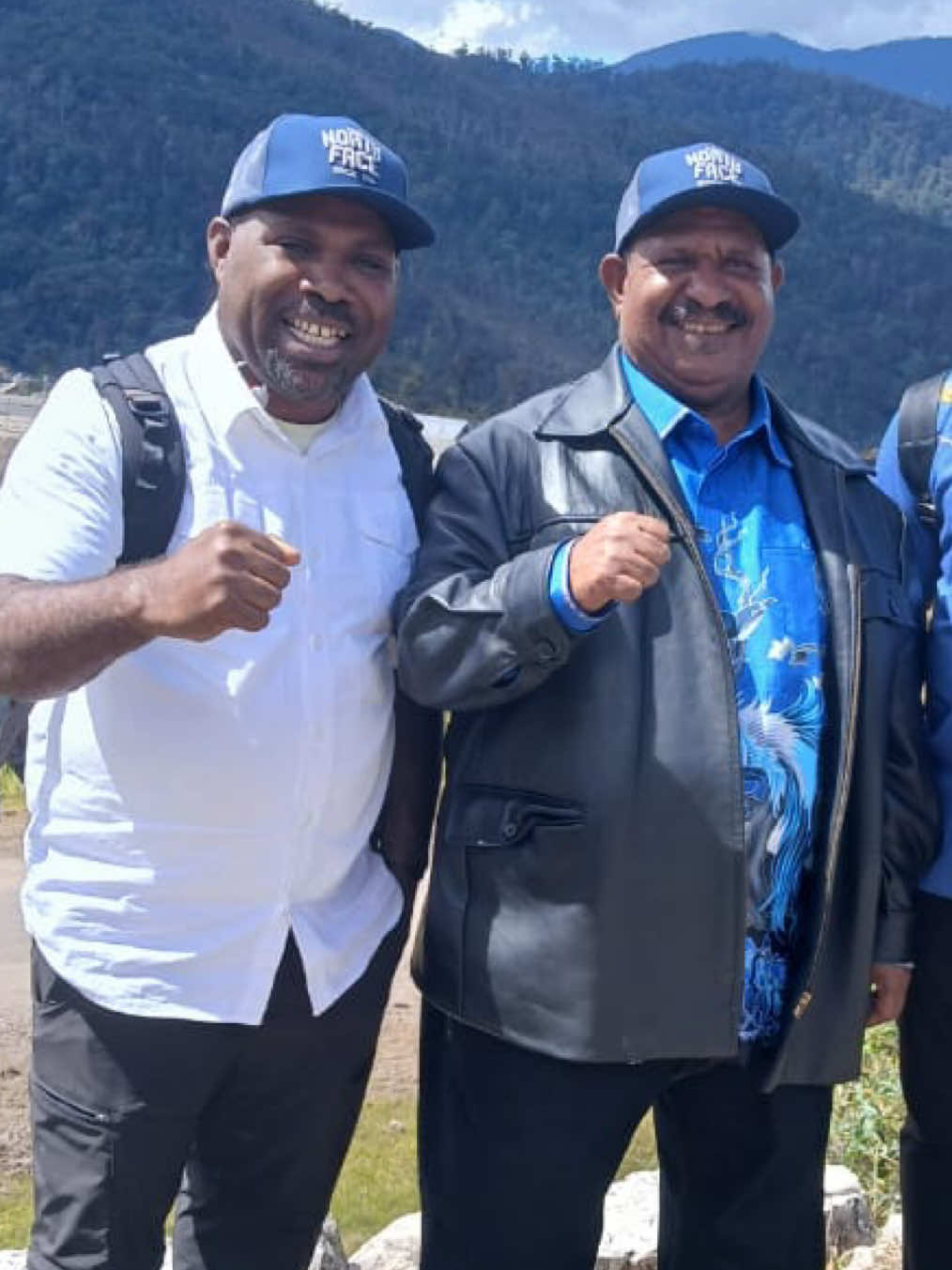Perjalanan hari ini sangat berarti. Saya bersama Bapak Dr. Ones Pahabol, S.E., M.M. selaku Wakil Gubernur Provinsi Papua Pegunungan, berangkat dari Wamena menuju Kampung Sobaham, Yahukimo. Kami datang untuk berdialog langsung dengan adik-adik muda Papua. Saya ingin sampaikan bahwa kesempatan belajar di Somatua Training Center itu nyata dan terbuka lebar. Kita butuh lebih banyak anak muda Papua yang siap jadi operator alat berat, tukang kayu, mekanik, welder, teknisi listrik, dan tukang bangunan. Semua itu bisa kalian pelajari, asal ada kemauan dan semangat! Saya pribadi sangat bangga dan terharu melihat antusiasme di Sobaham. Saya percaya, anak-anak Papua punya potensi besar. Tugas kita adalah membuka jalan, dan saya akan terus berjuang untuk itu. 💪 Ayo, bangkit dan belajar! Papua butuh kamu. #MaximusTipagau #PapuaPegunungan #Sobaham #Yahukimo #SomatuaTrainingCenter #PemudaPapua #AnakPapuaBisa #BangunPapua #VokasiUntukPapua #OperatorPapua #WelderPapua #TukangKayuPapua #PapuaHebat #PapuaBangkit #STC