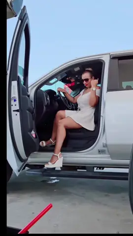 SIGUEME 😘 JULIANA QUIÑONEZ #ELBOMBONDEOKLAHOMA #OKC #OKLAHOMA #latina #mexican #truck #trocas 