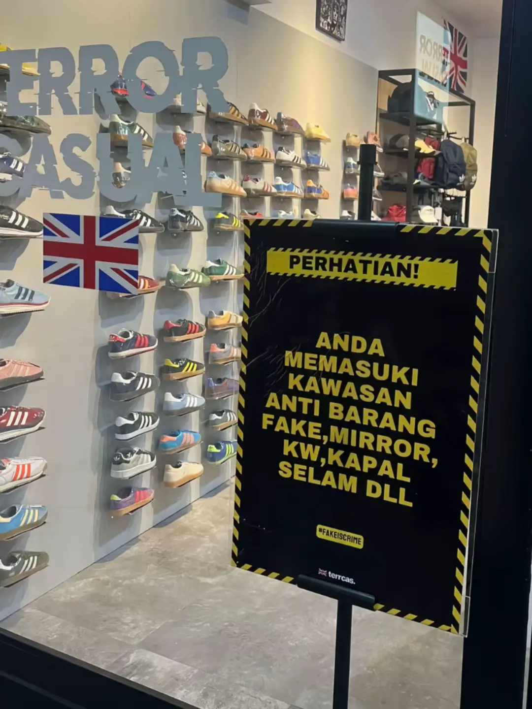 Barang Legit dan Lengkap Detail? Cek Igoy/Wawa aja. Harga seperti biasa x2🤪 Mau size lain/seri lain? Wawa Saja #adidasfootball #adidasspezial #adidasoriginal #casualstyle #cityseries #casualoutfits #adidas 
