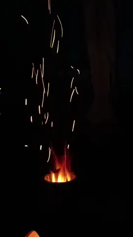 Wundervolle Lagerfeuerromantik mit einem Aztekenofen...😎💕#fun #lagerfeuer #lagerfeuerromantik #dankbarkeit 