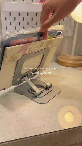 sturdy silver metal ipad stand 🫶🏼 with 360 degree rotation and rubbers so your ipad won't slip #ipadstand #ipadaccessories #360degreerotatingphoneholder #ipadholder #ipad 