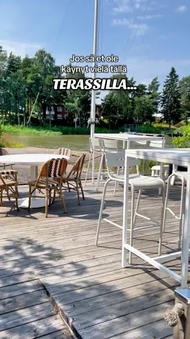 HELSINGIN PARHAAT TERASSIT osa 5  Jos sä et ole käynyt vielä tällä terassilla, niin nyt on täydellinen hetki mennä! Tämä terassi on nimittäin ehdottomasti parhaimmillaan kauniina ja jopa kuumana kesäpäivänä, ja sopii täydellisesti Helsingin ja lähialueiden parhaat terassit videosarjaan. ➡️ Laita muuten tili seurantaan, jos haluat mukaan terasseille myös jatkossa. Terassi löytyy merellisistä maisemista, ja rakastan tätä ihanaa miljöötä! Sijainti meren rannalla on myös täydellinen ja voit seurata täältä mm. lähteviä ja saapuvia veneitä. Miljöön takia palaankin tänne aina uudestaan ja uudestaan. Tällä terassilla voit joko nauttia ihan vaan juomista, kuten mä yleensä teen, mutta tarjolla on myös A la carte listalta erilaisia herkkuja kuten hampurilaista, toast skagenia ja jopa lihapullia. Tämä aivan ihana ravintola ja terassi löytyy Espoosta Haukilahden rannasta, ja sen nimi on Strinberg by the sea.  Joko sä olet käynyt täällä?  #ravintola #terassilla #espoo #espoorestaurants #helsinkiravintolat #terassilla #helsinkirestaurants 