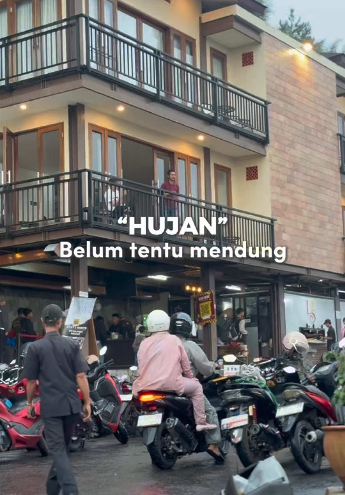 Banyak yang bertanya “Kak hujan ga? “Min kalo hujan mendung ga? “Min kalo view bagusnya jam berapa?  Kita deskripsikan dalam sebuah video berikut ini “Hujan belum tentu mendung” #promomakangajian #littlesindbadpuncakbogor #puncakbogor #fypage 
