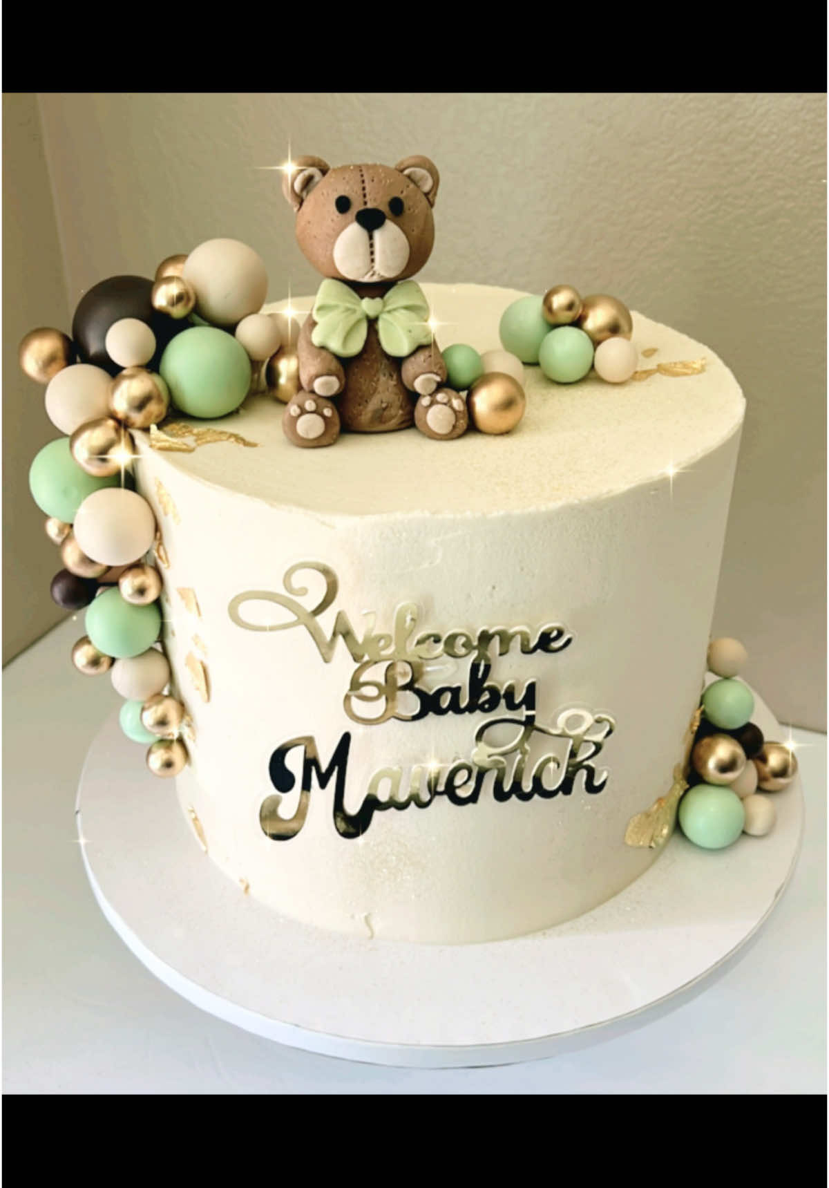 💚🤎Babyshower cake decorated with fondant bear and cake spheres to welcome Baby Maverick🤎💚 #babyboy #babyshower #bear #welcomemaverick #pastel #bizcochito #custommade #ptp #cakesbyyesseniadegonzalez #follow #share #cakedecorating #cakeboss #cali #clovis #icandoallthingsthroughchrist #custom #fondant #fantasiafondant #allbuttercream #estercombs #idontowncopyrightstothemusic