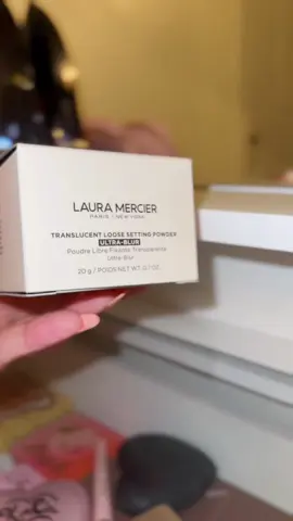 @Laura Mercier #translucentsettingpowder #lauramercier #lauramerciertranslucentpowder #settingpowder #fyp #beautyhacks #beautytips #BeautyTok #tiktokshop 